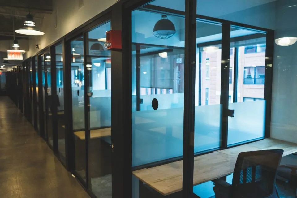 Bürotrakt mit Glaswänden und Flur