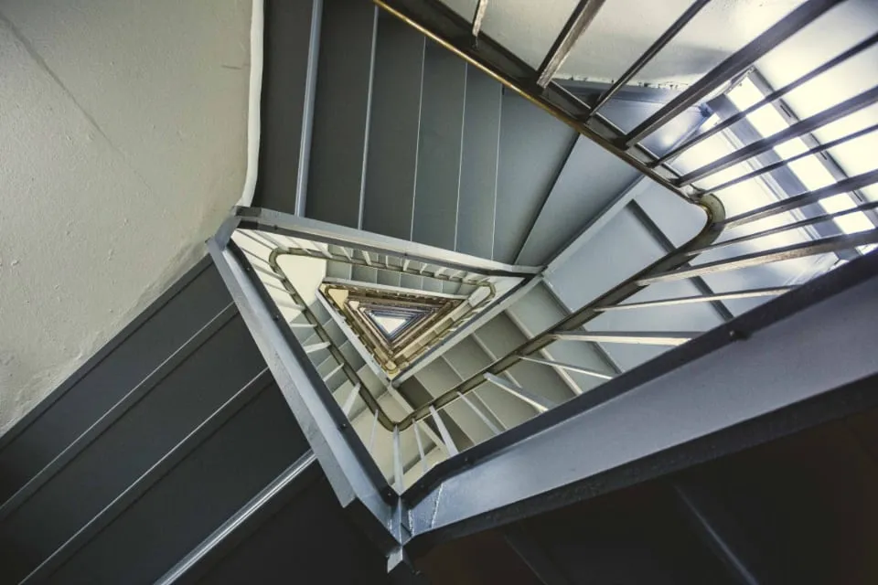 Blick von oben in ein Treppenhaus eines Mehrfamilienhauses